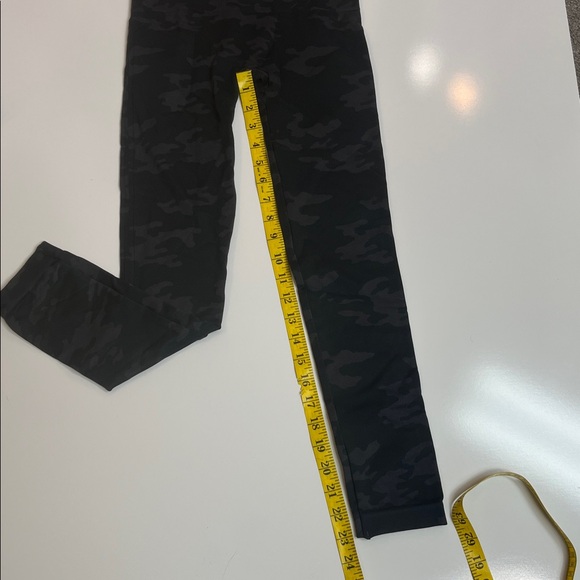 SPANX Camo Leggings Size Medium - Picture 7 of 7